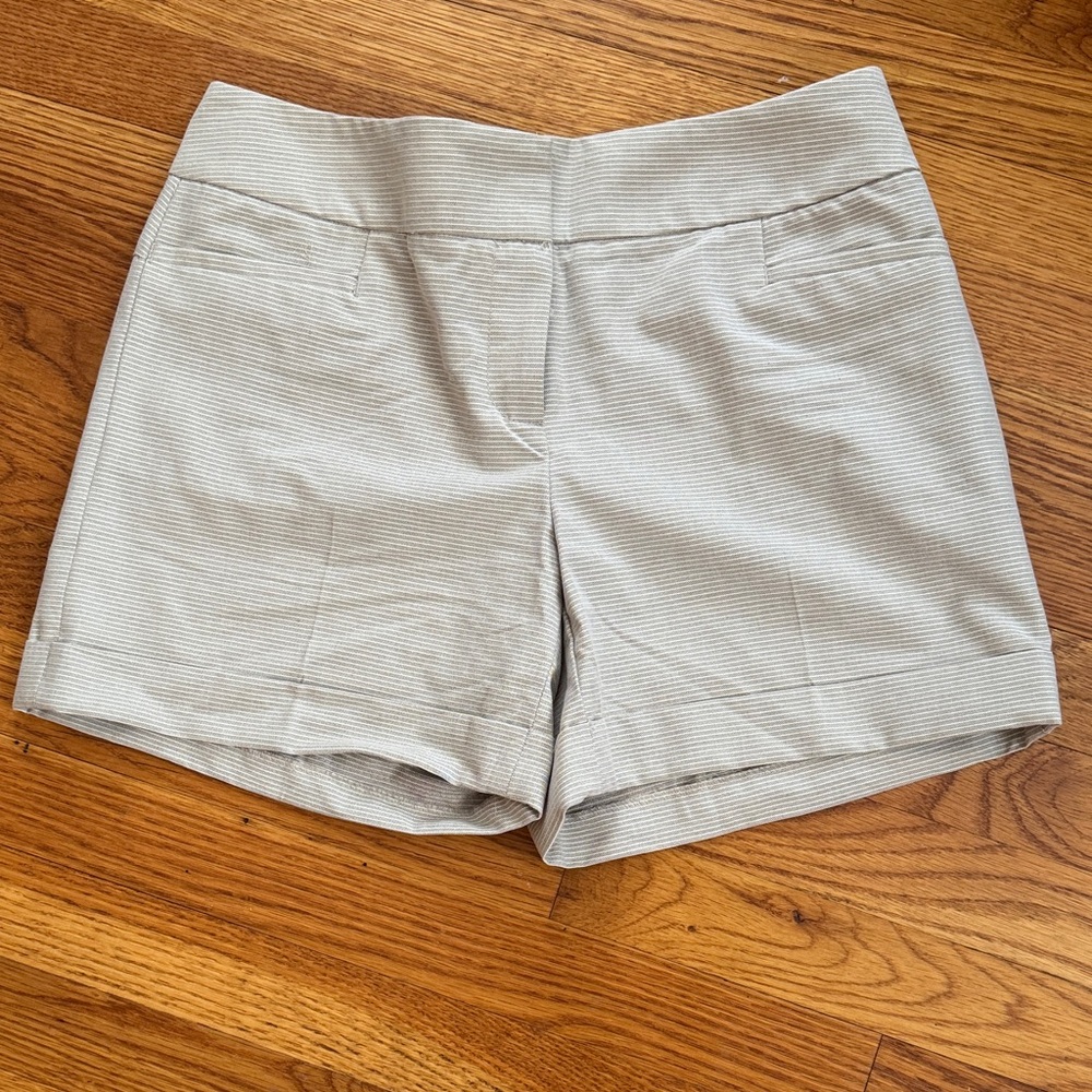 The Limited Women's Light Gray & Cream Striped Cassidy Fit Shorts. Size 6